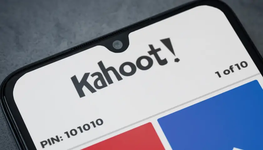 Ein Smartphone zeigt die Kahoot!-Oberfläche. Hier kann man kostenlos ein Kahoot erstellen und mit dem PIN 101010 spielen.