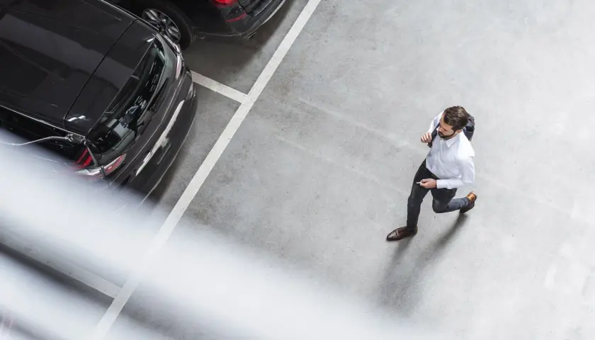 Jak korzystać z parkingu na lotnisku: uniknij ukrytych opłat i stresu