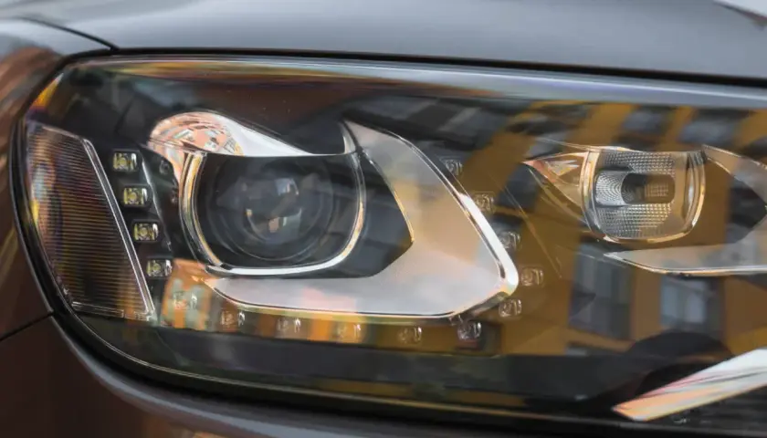 Reflektor samochodowy z LED. Dowiedz się, jak sprawdzić czujnik poziomowania świateł, by zapewnić optymalne oświetlenie drogi.
