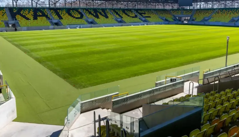 Nowy stadion GKS Katowice z zieloną murawą i żółto-czarnymi trybunami.