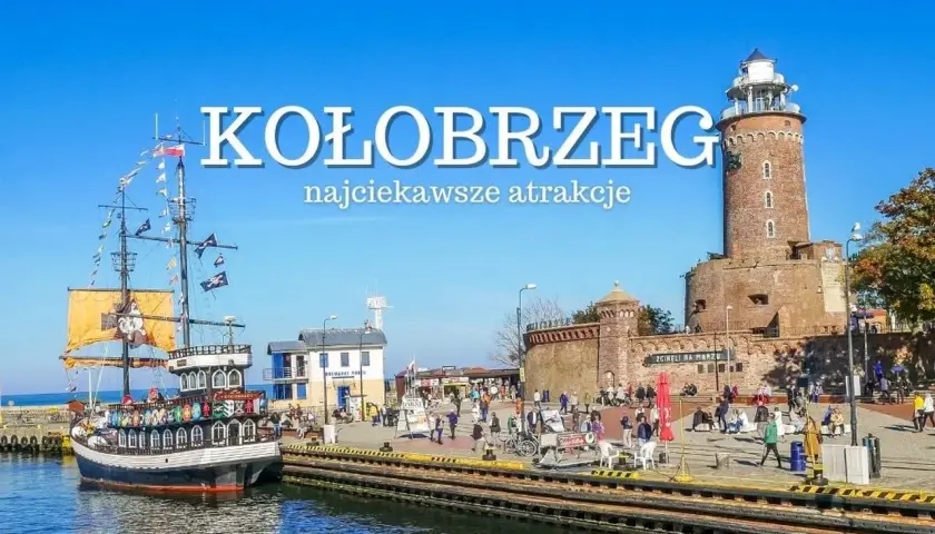 Port w Kołobrzegu z latarnią morską, twierdzą i statkiem pirackim.