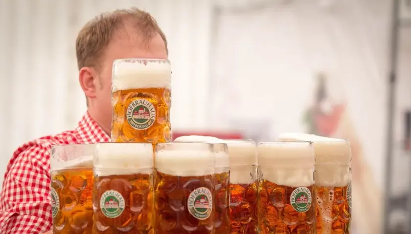 Ile kosztuje piwo na Oktoberfest? Ceny, które zaskoczą każdego
