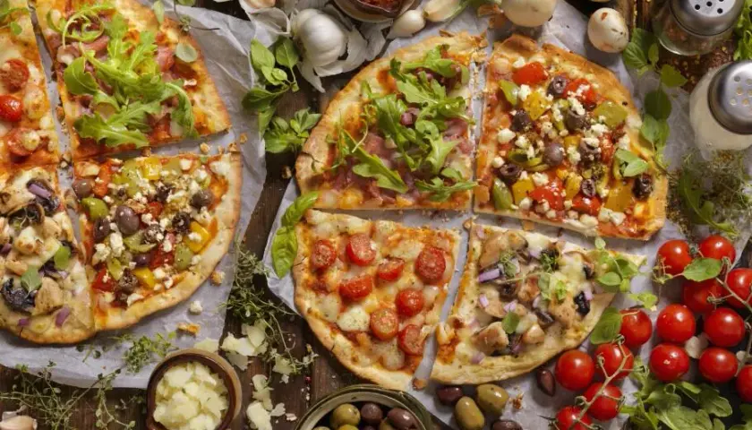 Dodatki do pizzy: Klasyki i zaskakujące połączenia na Twój stół