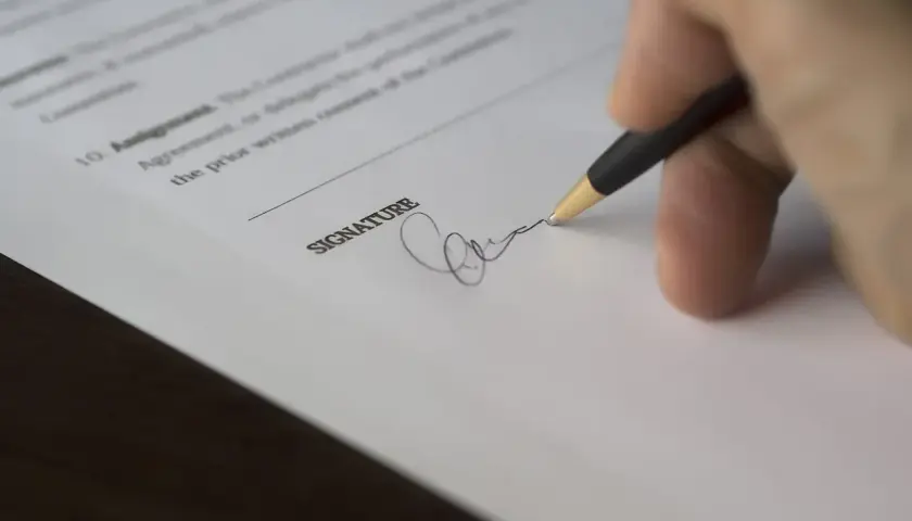 Podpisanie dokumentu, który może być wzorem wypowiedzenia umowy czyste powietrze.