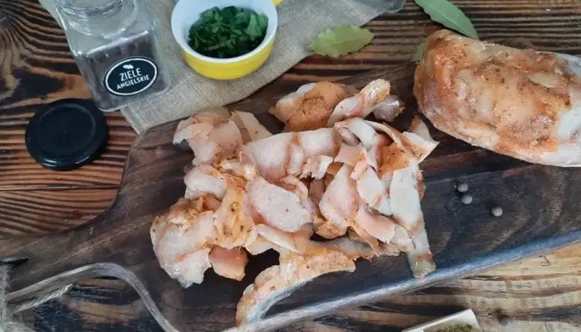 Pokrojone mięso na **prawdziwy kebab** na desce, obok przyprawy i ziół.