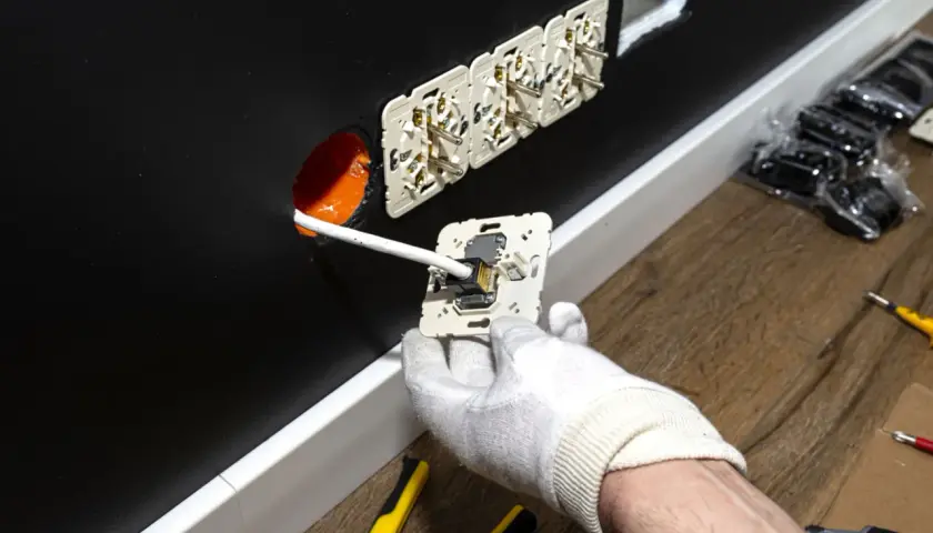Instalacja gniazdka elektrycznego. Zastanawiasz się, ile kosztuje punkt elektryczny? Oto odpowiedź w praktyce.