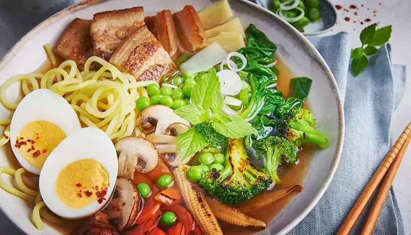 Jak gotować makaron ramen, aby uniknąć sklejania i uzyskać smak