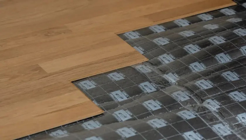 Drewniane panele układane na podkładzie z wytycznymi do cięcia. Idealny kit do paneli podłogowych.