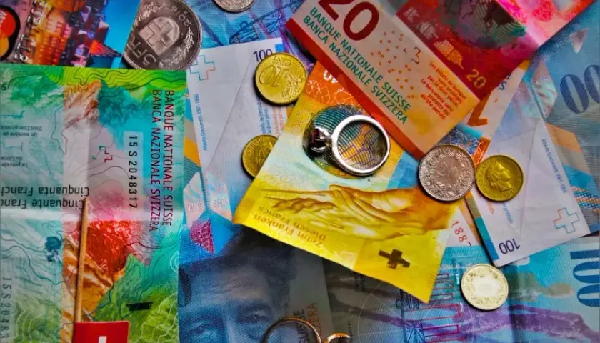 Czy warto spłacić kredyt we frankach? Uniknij dużych strat finansowych