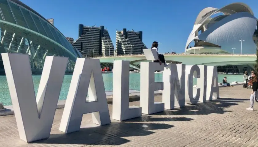 Letras gigantes de VALENCIA, un lugar ideal para visitar gratis. Arquitectura moderna y cielo azul.