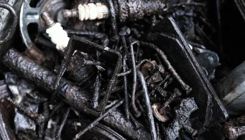 Piezas oxidadas y sucias, incluyendo bujías, que parecen ser de un motor de combustión.