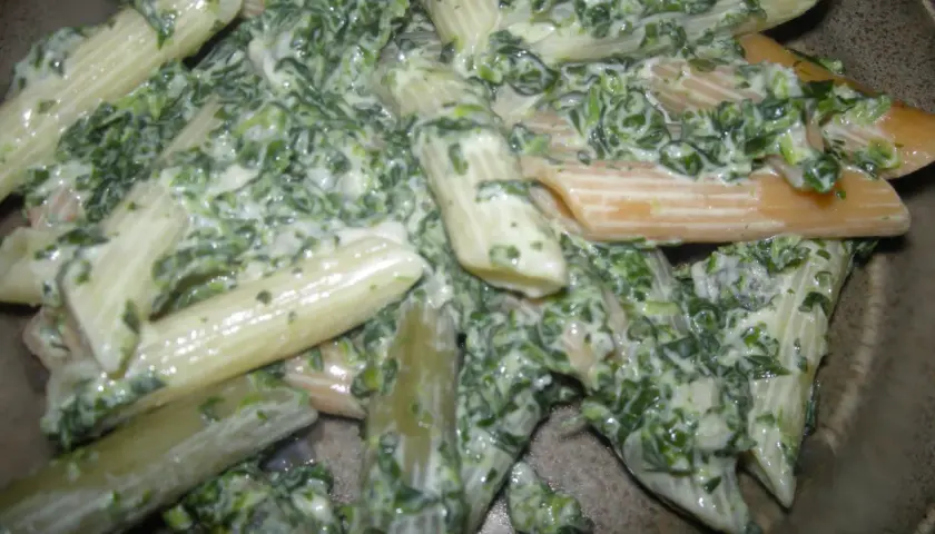 Penne z kremowym sosem, szpinakiem i serem pleśniowym. Pyszne danie, które zachwyci każdego smakosza.