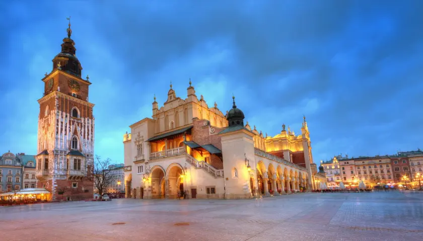 Wieczorny widok na Rynek Główny w Krakowie z Sukiennicami i wieżą Ratuszową.