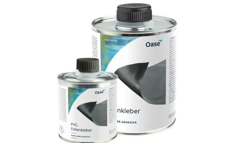 Dwa opakowania kleju do folii Oase. Mniejsza puszka zawiera 250 ml produktu, większa jest nieoznaczona objętościowo.