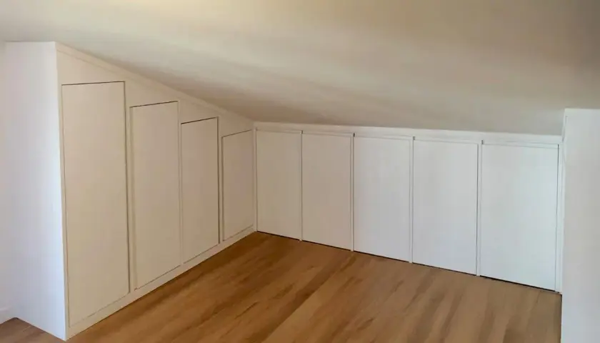 Armadi su misura sfruttano ogni centimetro, perfette idee recupero sottotetto basso per creare spazio.
