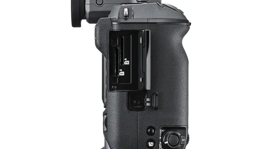 Czarny aparat Fujifilm średni format z dwoma slotami na karty pamięci i wizjerem.