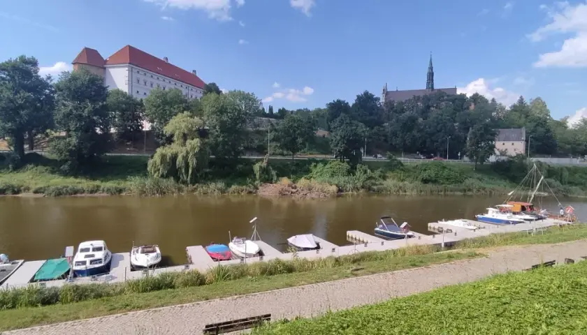Łódki przy nabrzeżu, zamek i kościół na wzgórzu. Atrakcje 100 km od Sandomierza, idealne na weekendowy wypad.