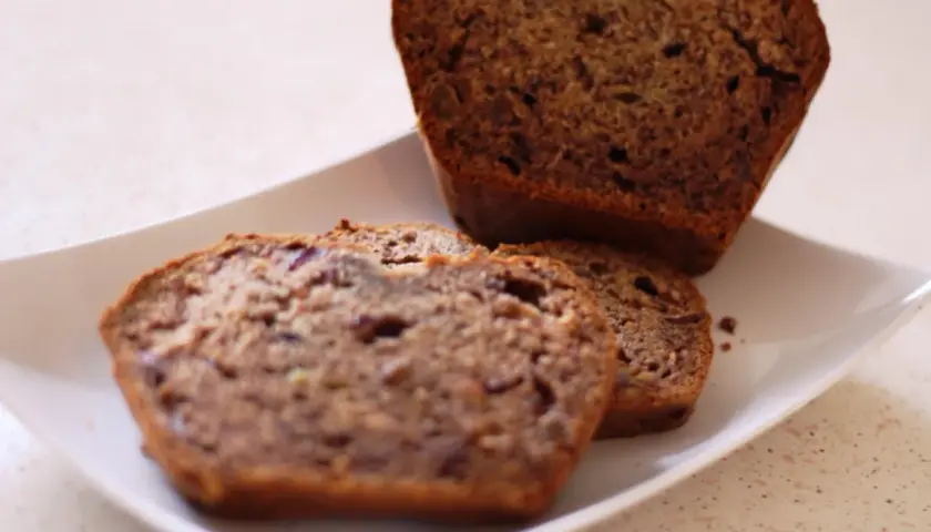 Chlebek bananowy Ani gotuje się wspaniale, pachnie cudownie. Na talerzu kawałki domowego wypieku.