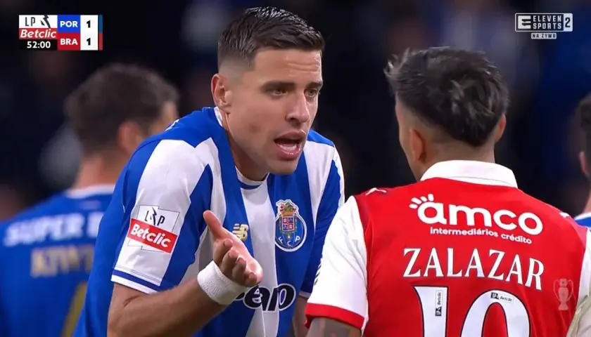 Piłkarz FC Porto, Jan Bednarek, w emocjonalnej rozmowie z rywalem. Wynik 1:1 w 52. minucie meczu.
