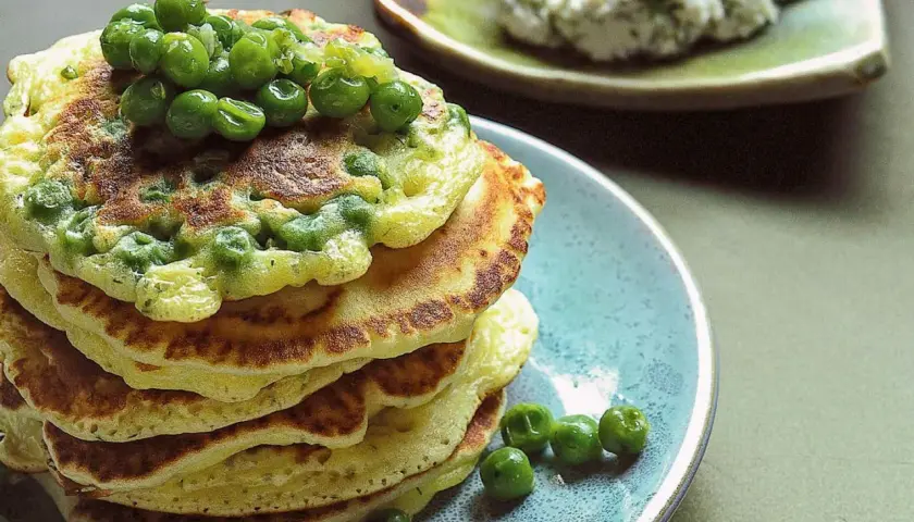 Pancakes con piselli, un'idea gustosa per ricette con farina di piselli. Un piatto colorato e invitante, perfetto per un brunch o una cena leggera.