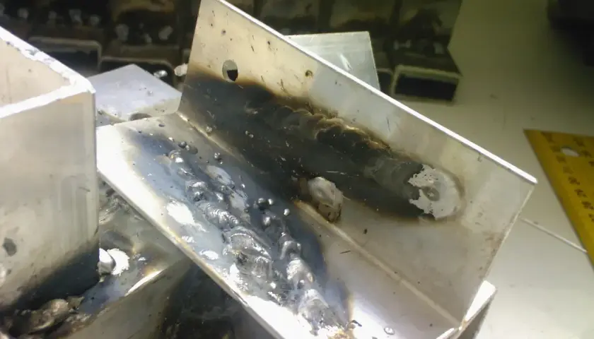 Spawanie aluminium migomatem – widoczne spawy na profilach aluminiowych, efekt pracy spawacza.