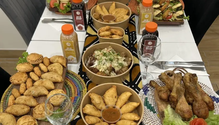 Idée repas baptême pour 60 personnes : assortiment de mets africains, jus de bissap et de gingembre.