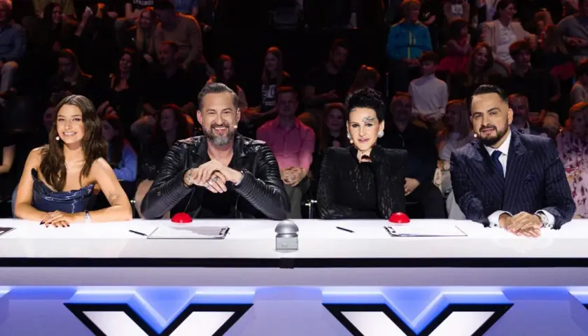 Czterech jurorów, w tym jedna kobieta, siedzi przy stole w programie "Mam talent 2026".