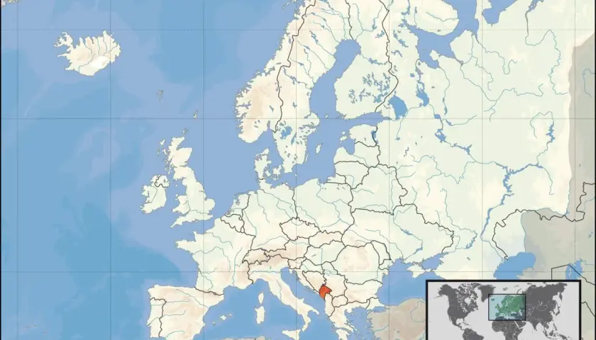 Mapa Europy z zaznaczoną Czarnogórą. Ten kraj leży na Bałkanach, nad Adriatykiem.