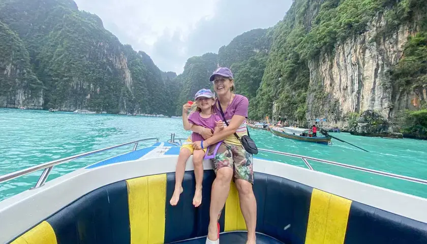Un viaggio indimenticabile in Thailandia con bambini, tra acque turchesi e maestose scogliere.