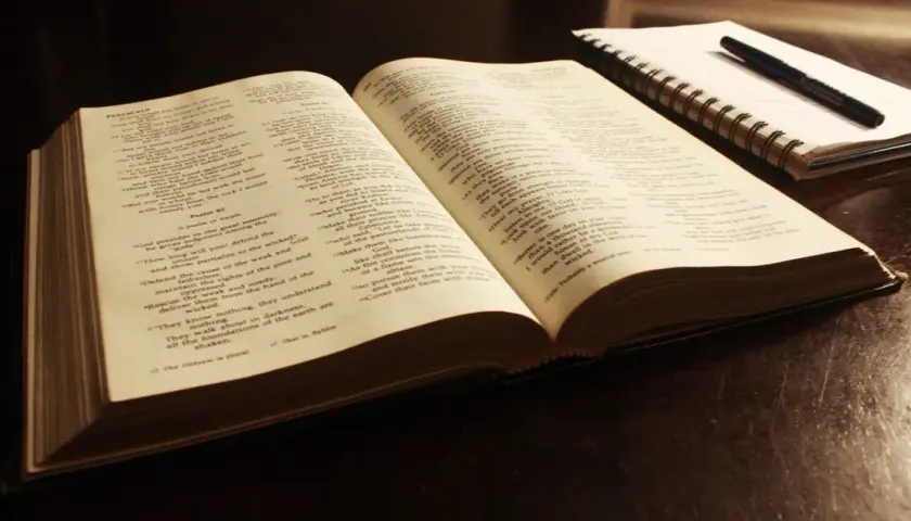 Czy Biblia to literatura? Analiza argumentów za i przeciw klasyfikacji
