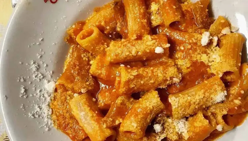 Rigatoni al sugo e parmigiano, un piatto da provare se cerchi dove mangiare a Trastevere.