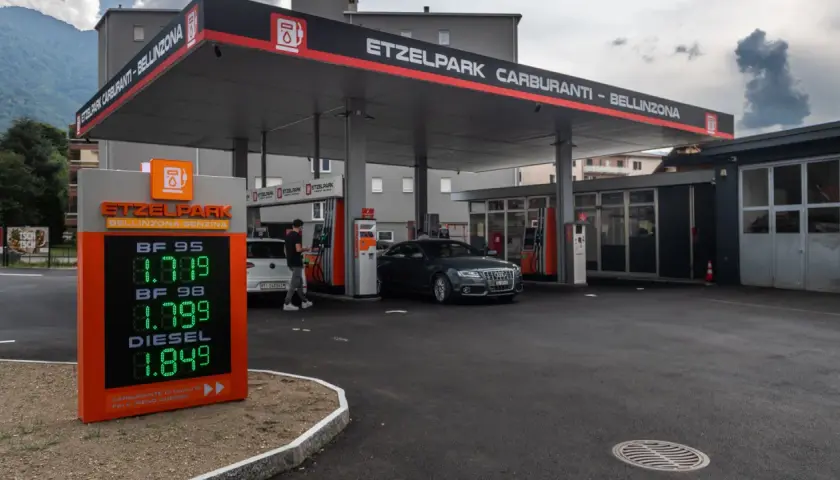 Cartello luminoso mostra il prezzo benzina e diesel a Bellinzona: 1.889 (BF 95), 1.799 (BF 98), 1.849 (Diesel).