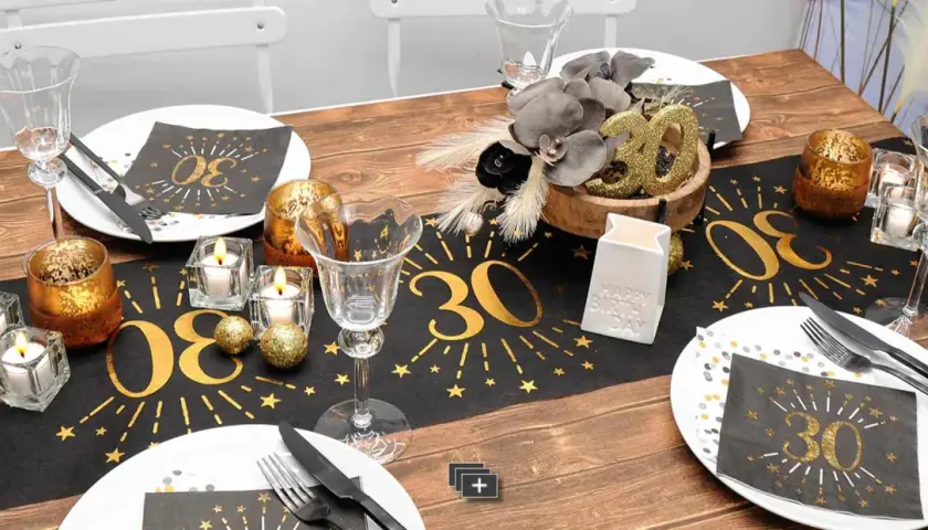 Einfache Tischdeko Geburtstag selber machen: Goldene "30" auf schwarzem Läufer, Kerzen, Gläser und Deko-Kugeln für eine festliche Feier.
