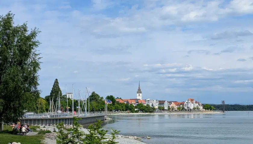 Entspannt am Bodensee liegen, die Skyline von Friedrichshafen genießen – hier kann man viel unternehmen!