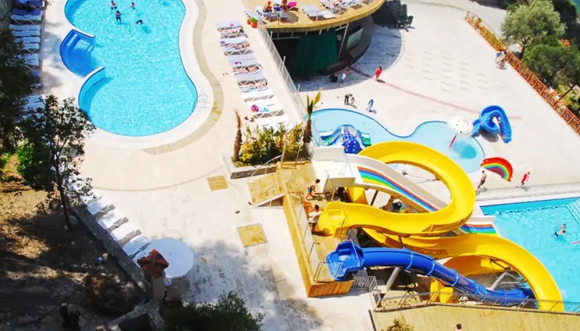 Basen z atrakcjami wodnymi, zjeżdżalniami i leżakami. Idealne miejsce na wakacje, jak sugerują ladonia hotels adakule opinie.