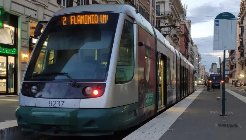 Tram 2 in Roma, direzione Flaminio, si ferma in una strada alberata con palazzi storici.
