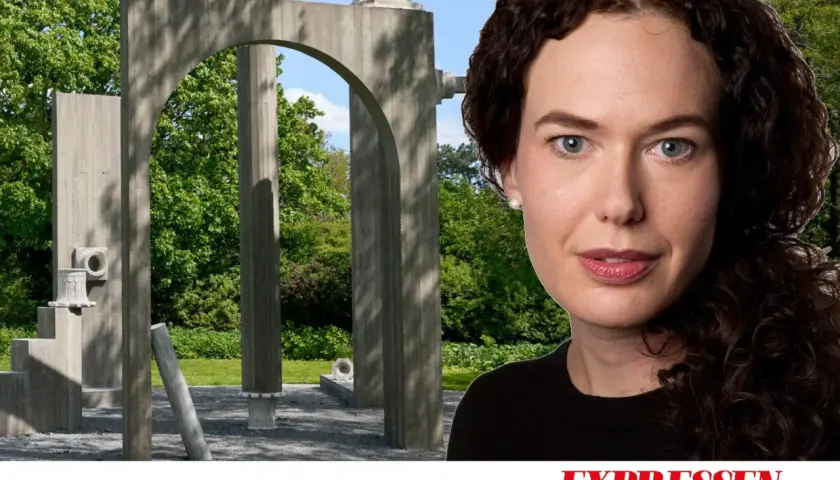 En kvinna med mörkt lockigt hår framför en betongskulptur i Prinsessan Estelles skulpturpark.