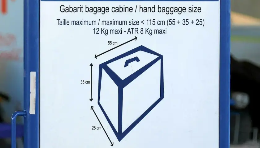 Panneau indiquant les dimensions maximales d'un bagage cabine : 55x35x25 cm.