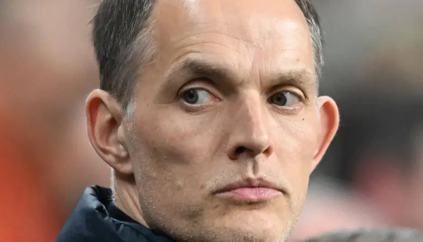 Thomas Tuchel, potencjalny trener reprezentacji Anglii, zamyślony podczas meczu.
