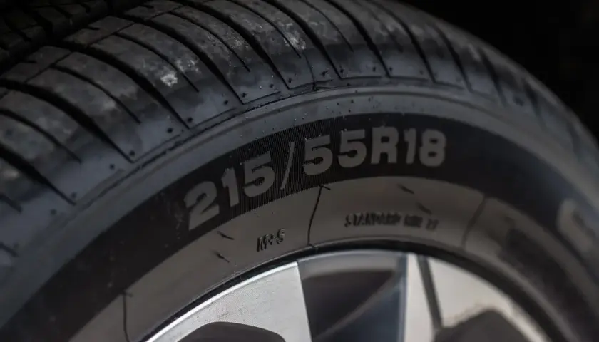 Jak czytać rozmiar opony: 215/55R18. Szerokość 215 mm, profil 55%, średnica felgi 18 cali.