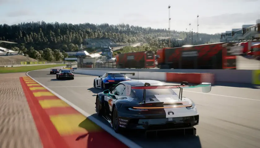 Wyścigowe Porsche pędzi po torze, walcząc o zwycięstwo w Gran Turismo Sport.
