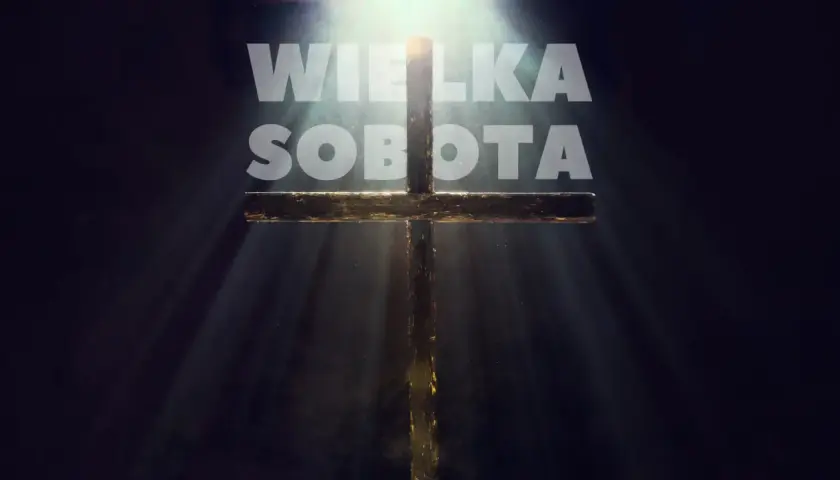 Drewniany krzyż w promieniach światła. Napis "WIELKA SOBOTA" sugeruje czas refleksji, a niekoniecznie długą mszę.