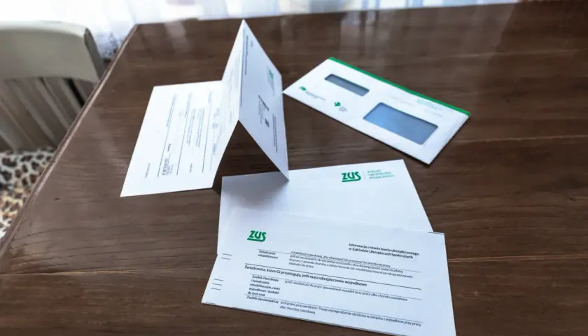 Dokumenty ZUS dotyczące świadczeń, w tym informacji o stanie konta ubezpieczonego i możliwości jednorazowej wypłaty z subkonta ZUS.