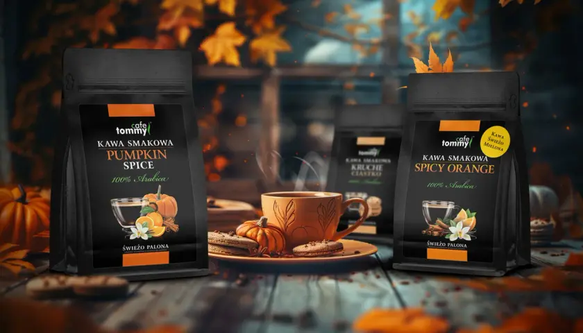 Jesienna aranżacja z kawą Tommy. Na pierwszym planie dwie paczki kawy: Pumpkin Spice i Spicy Orange. W centrum parujący kubek kawy, ciasteczka i dynie.