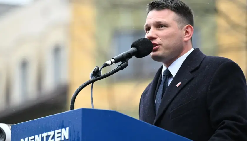 Sławomir Mentzen przemawia, gdy Konfederacja analizuje sekrety audytu wewnętrznego po utracie subwencji.