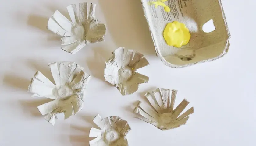 Manualidades de Van Gogh para niños: flores de cartón de huevos listas para pintar con amarillo brillante.