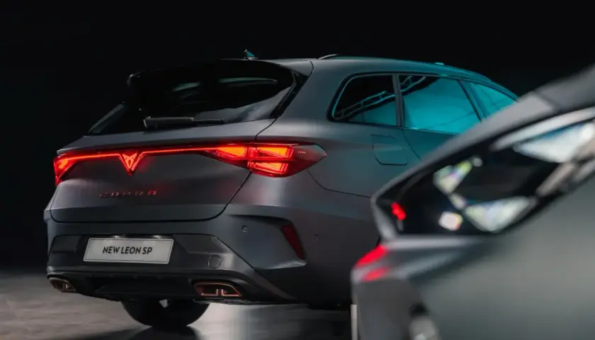 Matowy Cupra Leon SP z podświetlanym logo i wydechem. Sprawdź aktualną cupra leon cena.