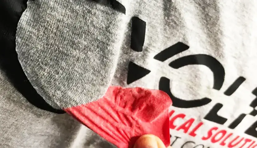 Usuń nadruk z bluzki krok po kroku. Bezpiecznie odmień ubrania!