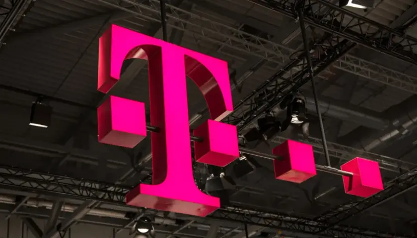 Trójwymiarowe, różowe logo T-Mobile zawieszone pod sufitem hali.