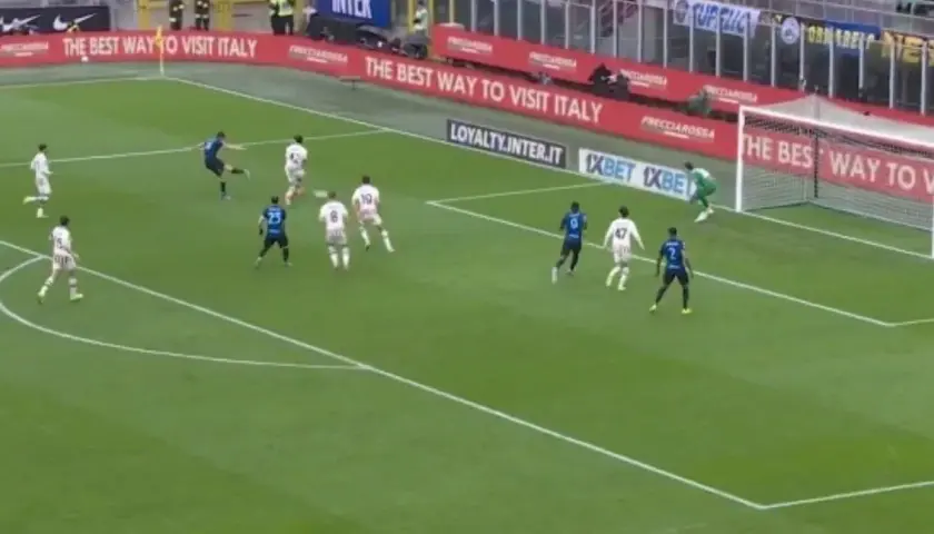 Piłkarz Interu strzela bramkę w meczu z Atalantą. Wynik spotkania Inter Mediolan – Atalanta jest kluczowy.
